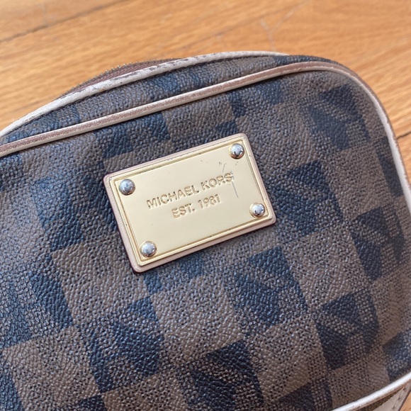 Michael Kors Handbags - Michael Kors crossbody!